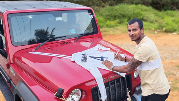 Cricketer T Natarajan Receives Thar: भारतीय क्रिकेटर टी नटराजन को मिली महिंद्रा थार, आनंद महिंद्रा को कहा धन्यवाद Cricketer T Natarajan Receives Thar: भारतीय क्रिकेटर टी नटराजन को मिली महिंद्रा थार, आनंद महिंद्रा को कहा धन्यवाद