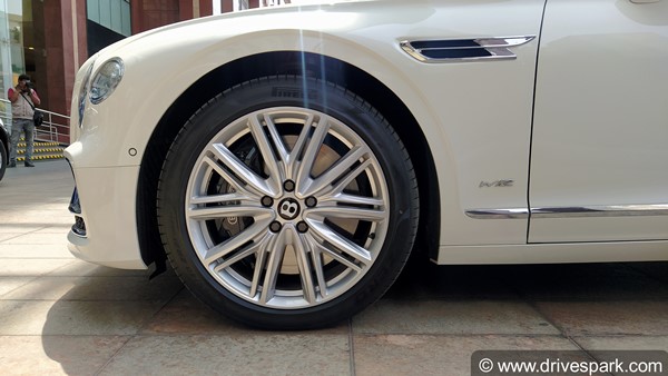 Bentley Bentayga And Flying Spur Showcased: बेंटले बेंटायगा और फ्लाइंग स्पर को बेंगलुरु में किया शोकेस, देखें