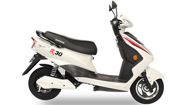 Licence Free e-Scooters: इन इलेक्ट्रिक स्कूटरों को चलाने के लिए नहीं पड़ती लाइसेंस और रजिस्ट्रेशन की जरूरत, जानें
