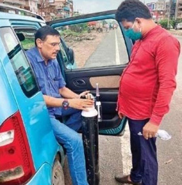 अपनी वैगनआर से ऑक्सीजन सिलेंडर बांट रहा है यह शख्स, जानें क्या है वजह