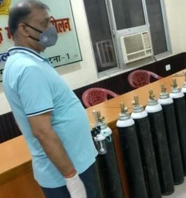 अपनी वैगनआर से ऑक्सीजन सिलेंडर बांट रहा है यह शख्स, जानें क्या है वजह