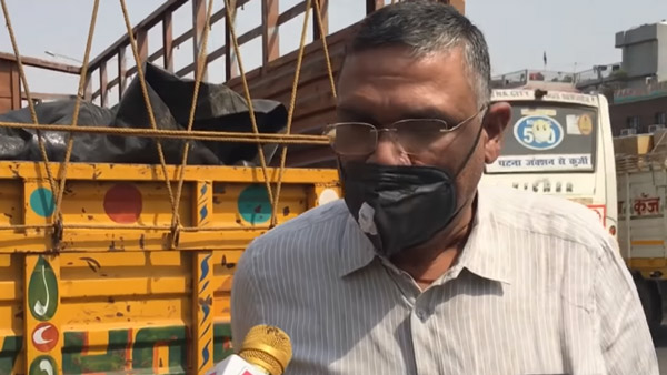 अपनी वैगनआर से ऑक्सीजन सिलेंडर बांट रहा है यह शख्स, जानें क्या है वजह