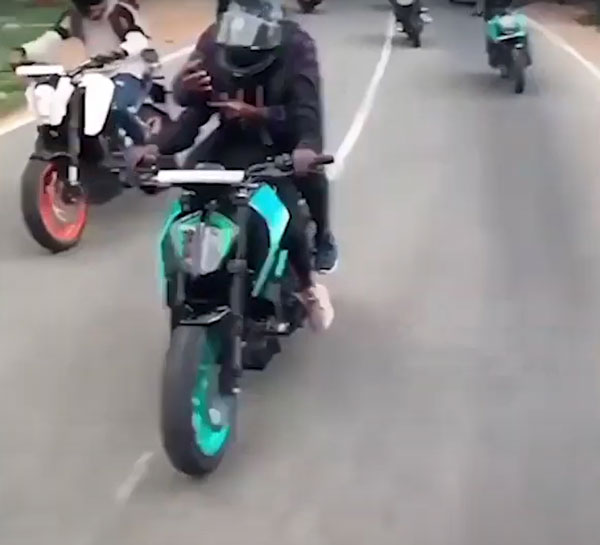 RTO Suspended Duke’s Rider License: खतरनाक राइडिंग के चलते बाइकर का लाइसेंस हुआ रद्द, देखें वीडियो