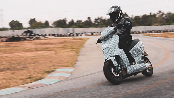 Simple Mark-2 Electric Scooter: सिंपल मार्क-2 के टेस्टिंग की तस्वीरें आईं सामने, सिंगल चार्ज पर चलेगी 240 किमी