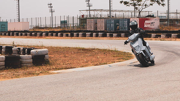 Simple Mark-2 Electric Scooter: सिंपल मार्क-2 के टेस्टिंग की तस्वीरें आईं सामने, सिंगल चार्ज पर चलेगी 240 किमी