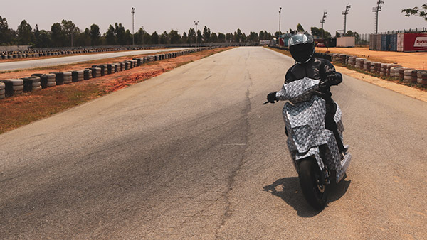 Simple Mark-2 Electric Scooter: सिंपल मार्क-2 के टेस्टिंग की तस्वीरें आईं सामने, सिंगल चार्ज पर चलेगी 240 किमी