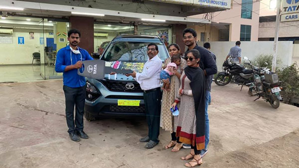 Tata Safari Persona Delivery Begins: टाटा सफारी पर्सोना वैरिएंट की डिलीवरी हुई शुरू, जानें फीचर्स