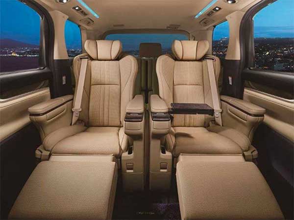 Toyota Crown (Vellfire) Showcased: भारत में बिकने वाली टोयोटा वेलफायर चीन में हुई पेश, नाम बदला