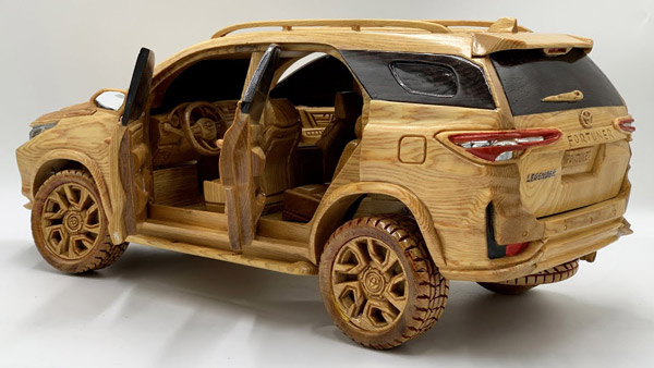 Toyota Fortuner Wood Miniature: इस कलाकार ने लड़की से बनाई नए टोयोटा फॉर्च्यूनर लेजेंडर, देखें वीडियो