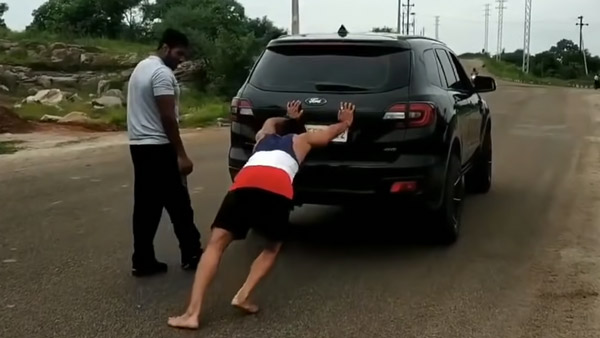 Ford Endeavour को अकेले ही धकेला Baaghi फिल्म के इस एक्टर ने, वीडियो देख हो जाएंगे हैरान