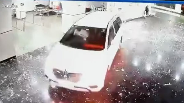 BJP नेता ने अपनी Toyota Innova से अस्पताल में मचाया उत्पात, CCTV में कैद हुआ कारनामा BJP नेता ने अपनी Toyota Innova से अस्पताल में मचाया उत्पात, CCTV में कैद हुआ कारनामा
