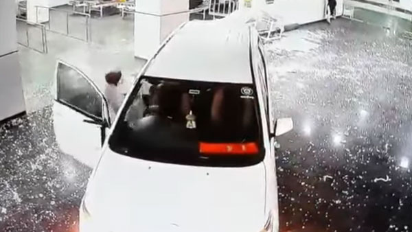 BJP नेता ने अपनी Toyota Innova से अस्पताल में मचाया उत्पात, CCTV में कैद हुआ कारनामा BJP नेता ने अपनी Toyota Innova से अस्पताल में मचाया उत्पात, CCTV में कैद हुआ कारनामा