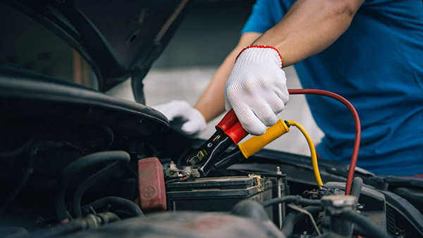 Corona Lockdown में डिस्चार्ज हुई Car Battery को इन तीन तरीकों से करें चार्ज, जानें