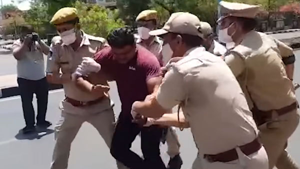 Corona Curfew तोड़ने पर बाइकर को पुलिस ने दबोचा, सजा देख कर छूट जाएगी हंसी