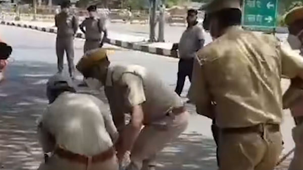 Corona Curfew तोड़ने पर बाइकर को पुलिस ने दबोचा, सजा देख कर छूट जाएगी हंसी