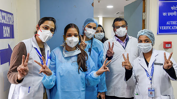 कोरोना से जंग में इन वाहन कंपनियों ने बढ़ाया मदद का हाथ, ऑक्सीजन से एम्बुलेंस तक की कर रहीं है व्यवस्था