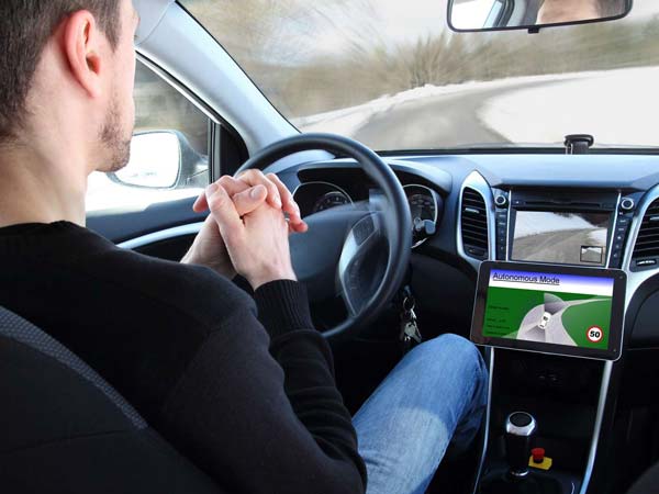 जर्मनी की सड़कों पर जल्द दौड़ेंगी बिना ड्राइवर वाली कारें, Self-Driving कारों को मिली अनुमति