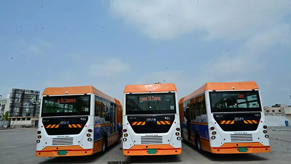 Electric Air-conditioned Buses In Gujarat: गुजरात के मुख्य मंत्री ने लॉन्च की 50 इलेक्ट्रिक एयर-कंडीशन बसें, अहमदाबाद की सड़कों पर दौड़ते आयेंगी नजर