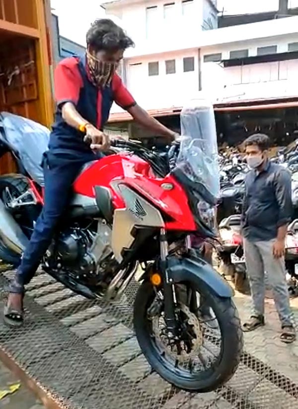 2021 Honda CB500X Reaches Dealership: होंडा सीबी500एक्स की पहली यूनिट्स पहुंची डीलरशिप, जल्द शुरू होगी डिलीवरी