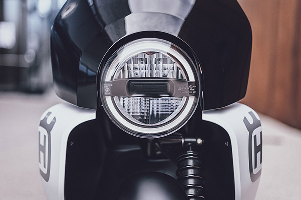 Husqvarna Vektorr Concept Unveiled: हस्कवरना वेक्टर इलेक्ट्रिक स्कूटर कांसेप्ट को किया गया पेश, बजाज चेतक पर आधारित