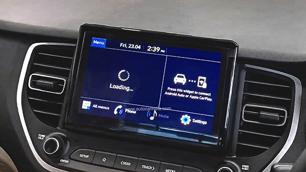 Hyundai Verna Update: हुंडई वरना को मिला वायरलेस एंड्राइड ऑटो, एप्पल कारप्ले, यह वैरिएंट हुआ बंद