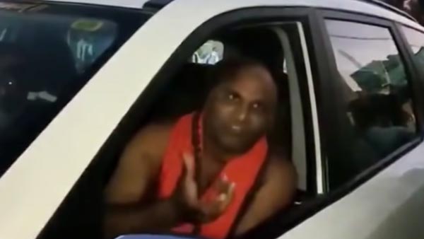 राम जन्मभूमि न्यास के राष्ट्रीय उपाध्यक्ष स्वामी आत्मानंद का कटा चालान, Corona काल में नहीं पहना मास्क राम जन्मभूमि न्यास के राष्ट्रीय उपाध्यक्ष स्वामी आत्मानंद का कटा चालान, Corona काल में नहीं पहना मास्क