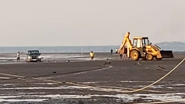 क्या हुआ जब समुद्र किनारे दलदल में फंस गई नई Mahindra Thar, वीडियो में कैद हुआ पूरा वाकया