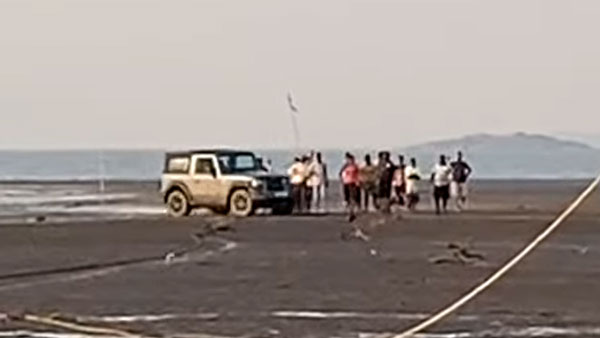 क्या हुआ जब समुद्र किनारे दलदल में फंस गई नई Mahindra Thar, वीडियो में कैद हुआ पूरा वाकया