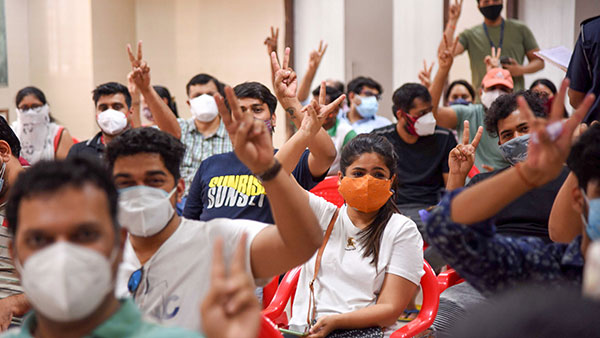 BMC First Drive-In Vaccination Campaign: बीएमसी ने शुरू किया पहला ड्राइव-इन वैक्सीनेशन कैंपेन, जानें