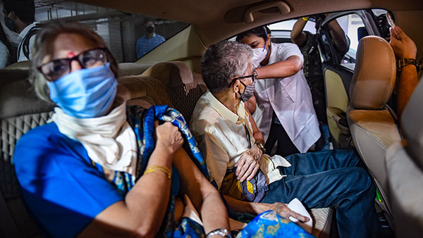 BMC First Drive-In Vaccination Campaign: बीएमसी ने शुरू किया पहला ड्राइव-इन वैक्सीनेशन कैंपेन, जानें