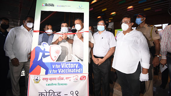 नागपुर में शुरू हुआ Covid-19 ड्राइव इन वैक्सीनेशन सेंटर, कार के अंदर बैठे लगेगा टीका नागपुर में शुरू हुआ Covid-19 ड्राइव इन वैक्सीनेशन सेंटर, कार के अंदर बैठे लगेगा टीका