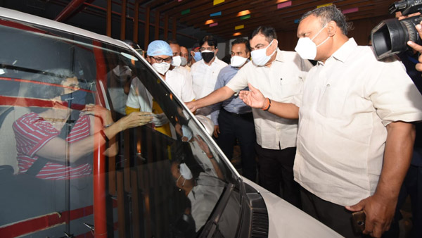 नागपुर में शुरू हुआ Covid-19 ड्राइव इन वैक्सीनेशन सेंटर, कार के अंदर बैठे लगेगा टीका नागपुर में शुरू हुआ Covid-19 ड्राइव इन वैक्सीनेशन सेंटर, कार के अंदर बैठे लगेगा टीका