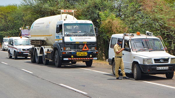 Oxygen Tanker के ड्राइवरों का होगा टीकाकरण, केंद्र सरकार ने दिए आदेश Oxygen Tanker के ड्राइवरों का होगा टीकाकरण, केंद्र सरकार ने दिए आदेश
