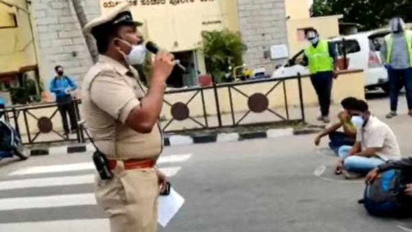 Corona Curfew तोड़ने वालों के 2,200 वाहन Bengaluru Police ने किए सीज, दिलाई बाहर न निकलने की शपथ Corona Curfew तोड़ने वालों के 2,200 वाहन Bengaluru Police ने किए सीज, दिलाई बाहर न निकलने की शपथ