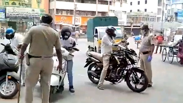 Corona Curfew तोड़ने वालों के 2,200 वाहन Bengaluru Police ने किए सीज, दिलाई बाहर न निकलने की शपथ Corona Curfew तोड़ने वालों के 2,200 वाहन Bengaluru Police ने किए सीज, दिलाई बाहर न निकलने की शपथ