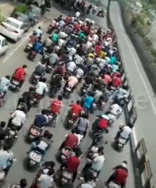 Pune Police Seizes 40 Vehicles: अंतिम संस्कार में बाइक रैली निकाला पड़ा भारी, पुणे पुलिस ने 40 वाहन किया जब्त Pune Police Seizes 40 Vehicles: अंतिम संस्कार में बाइक रैली निकाला पड़ा भारी, पुणे पुलिस ने 40 वाहन किया जब्त