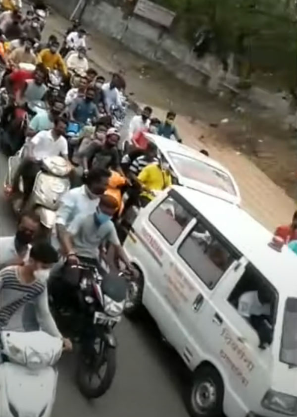 Pune Police Seizes 40 Vehicles: अंतिम संस्कार में बाइक रैली निकाला पड़ा भारी, पुणे पुलिस ने 40 वाहन किया जब्त Pune Police Seizes 40 Vehicles: अंतिम संस्कार में बाइक रैली निकाला पड़ा भारी, पुणे पुलिस ने 40 वाहन किया जब्त