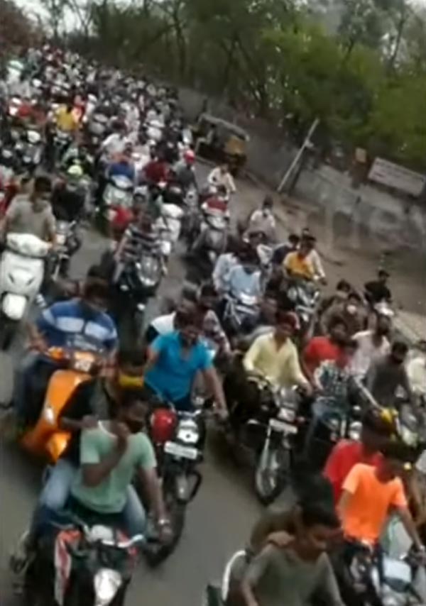 Pune Police Seizes 40 Vehicles: अंतिम संस्कार में बाइक रैली निकाला पड़ा भारी, पुणे पुलिस ने 40 वाहन किया जब्त Pune Police Seizes 40 Vehicles: अंतिम संस्कार में बाइक रैली निकाला पड़ा भारी, पुणे पुलिस ने 40 वाहन किया जब्त