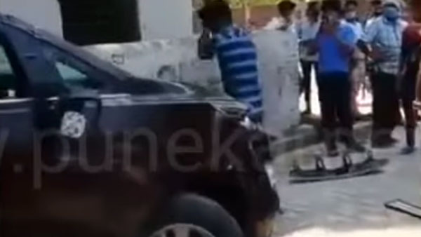 अपराधी को पकड़ने गई थी Police लेकिन लोगों ने किया उनकी गाड़ी का ऐसा हश्र, देखें वीडियो अपराधी को पकड़ने गई थी Police लेकिन लोगों ने किया उनकी गाड़ी का ऐसा हश्र, देखें वीडियो