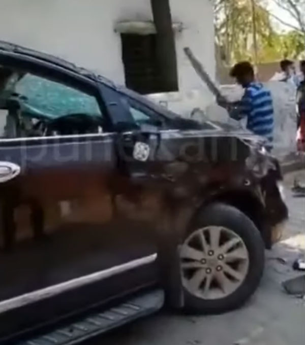 अपराधी को पकड़ने गई थी Police लेकिन लोगों ने किया उनकी गाड़ी का ऐसा हश्र, देखें वीडियो अपराधी को पकड़ने गई थी Police लेकिन लोगों ने किया उनकी गाड़ी का ऐसा हश्र, देखें वीडियो