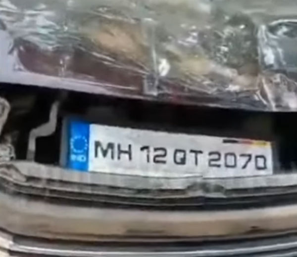 अपराधी को पकड़ने गई थी Police लेकिन लोगों ने किया उनकी गाड़ी का ऐसा हश्र, देखें वीडियो अपराधी को पकड़ने गई थी Police लेकिन लोगों ने किया उनकी गाड़ी का ऐसा हश्र, देखें वीडियो