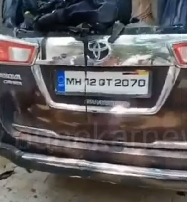 अपराधी को पकड़ने गई थी Police लेकिन लोगों ने किया उनकी गाड़ी का ऐसा हश्र, देखें वीडियो अपराधी को पकड़ने गई थी Police लेकिन लोगों ने किया उनकी गाड़ी का ऐसा हश्र, देखें वीडियो