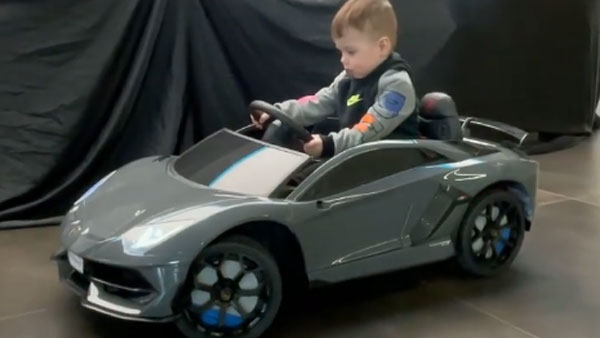 रशियन सिंगर ने दो साल के बेटे को गिफ्ट की 1.5 करोड़ की लेम्बोर्गिनी कार, देखें वीडियो रशियन सिंगर ने दो साल के बेटे को गिफ्ट की 1.5 करोड़ की लेम्बोर्गिनी कार, देखें वीडियो