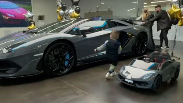 रशियन सिंगर ने दो साल के बेटे को गिफ्ट की 1.5 करोड़ की लेम्बोर्गिनी कार, देखें वीडियो रशियन सिंगर ने दो साल के बेटे को गिफ्ट की 1.5 करोड़ की लेम्बोर्गिनी कार, देखें वीडियो