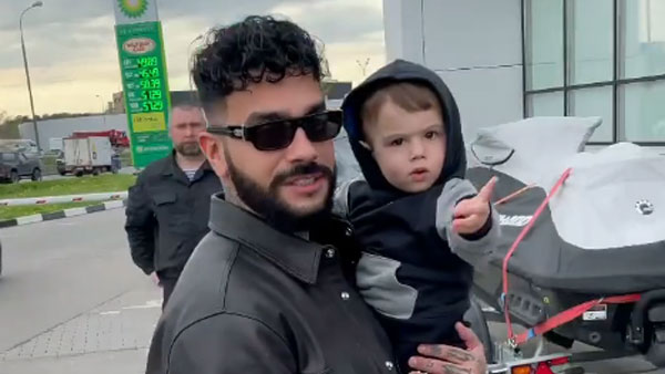 रशियन सिंगर ने दो साल के बेटे को गिफ्ट की 1.5 करोड़ की लेम्बोर्गिनी कार, देखें वीडियो रशियन सिंगर ने दो साल के बेटे को गिफ्ट की 1.5 करोड़ की लेम्बोर्गिनी कार, देखें वीडियो