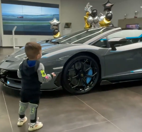 रशियन सिंगर ने दो साल के बेटे को गिफ्ट की 1.5 करोड़ की लेम्बोर्गिनी कार, देखें वीडियो रशियन सिंगर ने दो साल के बेटे को गिफ्ट की 1.5 करोड़ की लेम्बोर्गिनी कार, देखें वीडियो
