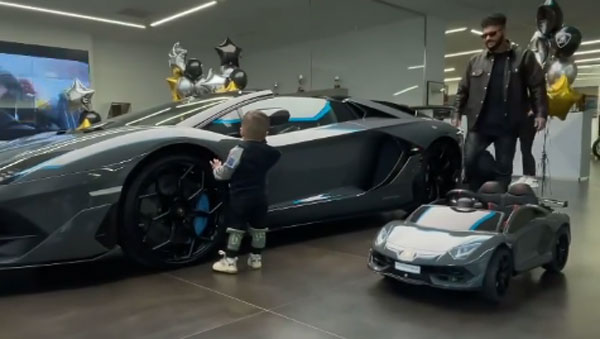 रशियन सिंगर ने दो साल के बेटे को गिफ्ट की 1.5 करोड़ की लेम्बोर्गिनी कार, देखें वीडियो रशियन सिंगर ने दो साल के बेटे को गिफ्ट की 1.5 करोड़ की लेम्बोर्गिनी कार, देखें वीडियो