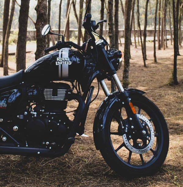 Royal Enfield Meteor 350 का यह कस्टम ब्लैक कलर दिखने में शानदार, देखें तस्वीरें