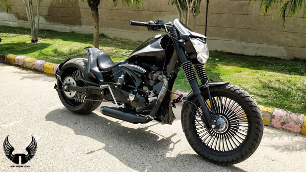 Royal Enfield Thunderbird को Modify कर दिया Batman की बाइक जैसा लुक, देखें तस्वीरें