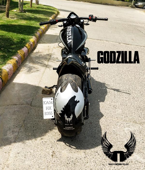 Royal Enfield Thunderbird को Modify कर दिया Batman की बाइक जैसा लुक, देखें तस्वीरें